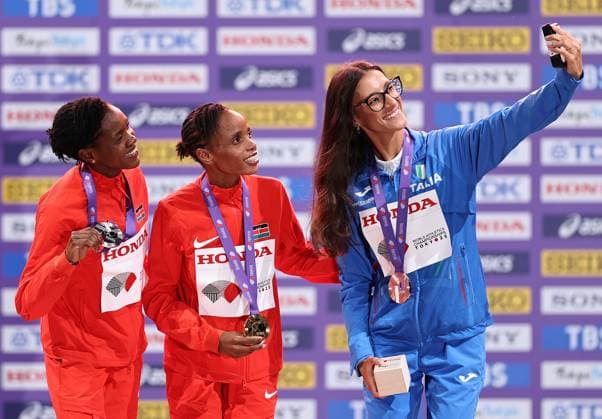 (250921) -- TOKYO, Sept. 21, 2025 -- Gold meadlist Beatrice Chebet (C) of Kenya, silver medalist Faith Kipyegon (L) of Kenya and bronze medalist Nadia Battocletti of Italy pose for a selfie during the women s 5000m awarding ceremony at the 2025 World Athletics Championships in Tokyo, Japan, Sept. 21, 2025. ) (SP)JAPAN-TOKYO-ATHLETICS-WORLD ATHLETICS CHAMPIONSHIPS-WOMEN S 5000M-AWARDING CEREMONY JiaxHaocheng 