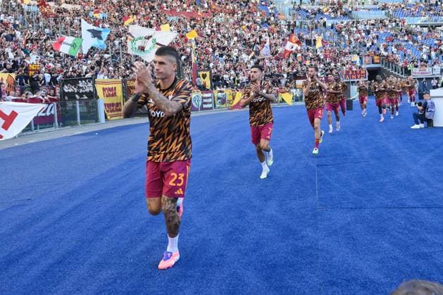Ahead of SS Lazio v AS Roma - Serie A ROME, ITALY - SEPTEMBER 21 : Players of AS Roma greet the fans before the Serie A soccer match between SS Lazio and AS Roma at Stadio Olimpico on September 21, 2025 in Rome, Italy. Bartoletti Anadolu Rome Italy. Editorial use only. Please get in touch for any other usage.  Copyright: x2025xAnadoluxBartolettix