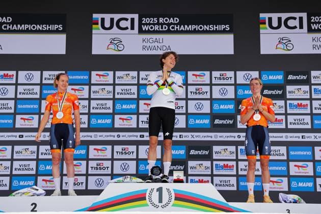 2025 UCI Road World Championships Picture by Alex Whitehead SWpix.com - 21 09 2025 - Cycling - 2025 UCI Road World Championships - BK Arena to Kigali Convention Centre, Kigali, Rwanda - Women Elite Individual Time Trial (ITT) Podium - Marlen Reusser (Switzerland) receiving the Gold Medal to become World Champion with Anna van der Breggen (Netherlands) receiving the Silver Medal and Demi Vollering (Netherlands) receiving the Bronze Medal Copyright: x xSWpix.comx(t axPhotographyxHubxLtd)xAlexxWhitehead SWpix.comx SWP-3030-5110