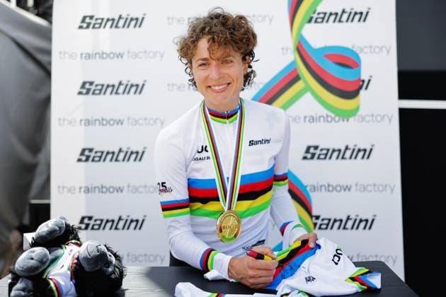 2025 UCI Road World Championships Picture by Alex Whitehead SWpix.com - 21 09 2025 - Cycling - 2025 UCI Road World Championships - BK Arena to Kigali Convention Centre, Kigali, Rwanda - Women Elite Individual Time Trial (ITT) Podium - Marlen Reusser (Switzerland) signing the Santini Rainbow Jersey Copyright: x xSWpix.comx(t axPhotographyxHubxLtd)xAlexxWhitehead SWpix.comx SWP-3030-5111