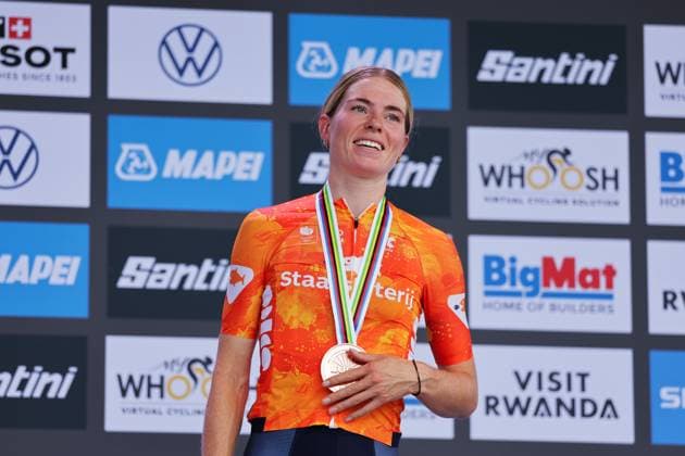2025 UCI Road World Championships Picture by Alex Whitehead SWpix.com - 21 09 2025 - Cycling - 2025 UCI Road World Championships - BK Arena to Kigali Convention Centre, Kigali, Rwanda - Women Elite Individual Time Trial (ITT) Podium - Demi Vollering (Netherlands) receiving the Bronze Medal Copyright: x xSWpix.comx(t axPhotographyxHubxLtd)xAlexxWhitehead SWpix.comx SWP-3030-5114