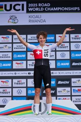 2025 UCI Road World Championships Picture by Alex Whitehead SWpix.com - 21 09 2025 - Cycling - 2025 UCI Road World Championships - BK Arena to Kigali Convention Centre, Kigali, Rwanda - Women Elite Individual Time Trial (ITT) Podium - Marlen Reusser (Switzerland) receiving the Gold Medal to become World Champion Copyright: x xSWpix.comx(t axPhotographyxHubxLtd)xAlexxWhitehead SWpix.comx SWP-3030-5115