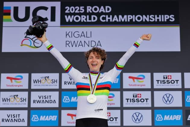 2025 UCI Road World Championships Picture by Alex Whitehead SWpix.com - 21 09 2025 - Cycling - 2025 UCI Road World Championships - BK Arena to Kigali Convention Centre, Kigali, Rwanda - Women Elite Individual Time Trial (ITT) Podium - Marlen Reusser (Switzerland) receiving the Gold Medal to become World Champion Copyright: x xSWpix.comx(t axPhotographyxHubxLtd)xAlexxWhitehead SWpix.comx SWP-3030-5117