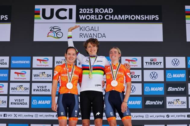 2025 UCI Road World Championships Picture by Alex Whitehead SWpix.com - 21 09 2025 - Cycling - 2025 UCI Road World Championships - BK Arena to Kigali Convention Centre, Kigali, Rwanda - Women Elite Individual Time Trial (ITT) Podium - Marlen Reusser (Switzerland) receiving the Gold Medal to become World Champion with Anna van der Breggen (Netherlands) receiving the Silver Medal and Demi Vollering (Netherlands) receiving the Bronze Medal Copyright: x xSWpix.comx(t axPhotographyxHubxLtd)xAlexxWhitehead SWpix.comx SWP-3030-5119
