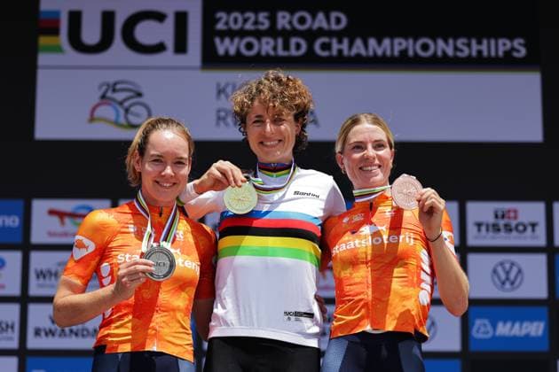 2025 UCI Road World Championships Picture by Alex Whitehead SWpix.com - 21 09 2025 - Cycling - 2025 UCI Road World Championships - BK Arena to Kigali Convention Centre, Kigali, Rwanda - Women Elite Individual Time Trial (ITT) Podium - Marlen Reusser (Switzerland) receiving the Gold Medal to become World Champion with Anna van der Breggen (Netherlands) receiving the Silver Medal and Demi Vollering (Netherlands) receiving the Bronze Medal Copyright: x xSWpix.comx(t axPhotographyxHubxLtd)xAlexxWhitehead SWpix.comx SWP-3030-5123