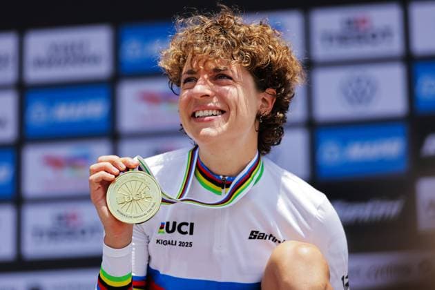 2025 UCI Road World Championships Picture by Alex Whitehead SWpix.com - 21 09 2025 - Cycling - 2025 UCI Road World Championships - BK Arena to Kigali Convention Centre, Kigali, Rwanda - Women Elite Individual Time Trial (ITT) Podium - Marlen Reusser (Switzerland) receiving the Gold Medal to become World Champion Copyright: x xSWpix.comx(t axPhotographyxHubxLtd)xAlexxWhitehead SWpix.comx SWP-3030-5126