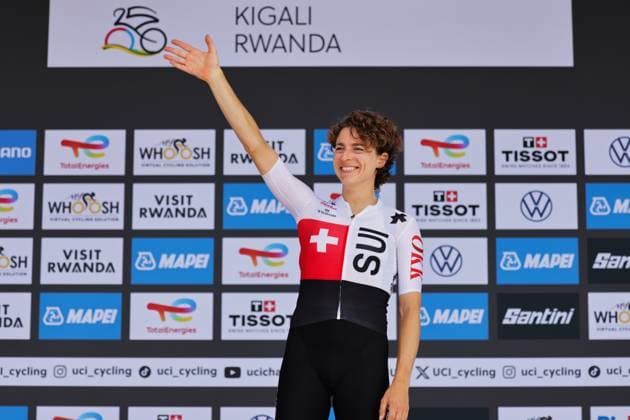 2025 UCI Road World Championships Picture by Alex Whitehead SWpix.com - 21 09 2025 - Cycling - 2025 UCI Road World Championships - BK Arena to Kigali Convention Centre, Kigali, Rwanda - Women Elite Individual Time Trial (ITT) Podium - Marlen Reusser (Switzerland) receiving the Gold Medal to become World Champion Copyright: x xSWpix.comx(t axPhotographyxHubxLtd)xAlexxWhitehead SWpix.comx SWP-3030-5127