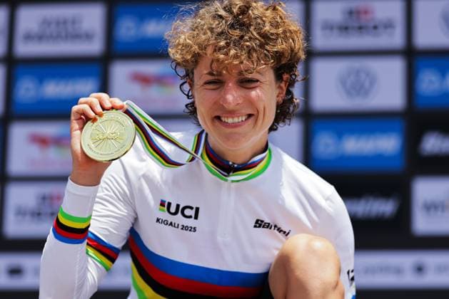 2025 UCI Road World Championships Picture by Alex Whitehead SWpix.com - 21 09 2025 - Cycling - 2025 UCI Road World Championships - BK Arena to Kigali Convention Centre, Kigali, Rwanda - Women Elite Individual Time Trial (ITT) Podium - Marlen Reusser (Switzerland) receiving the Gold Medal to become World Champion Copyright: x xSWpix.comx(t axPhotographyxHubxLtd)xAlexxWhitehead SWpix.comx SWP-3030-5128