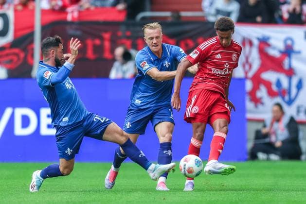 Soccer 2 Bundesliga 6 Matchday Fortuna Düsseldorf SV Darmstadt 98 on 21 09 2025 at Merkur Spiel Arena in Düsseldorf Marco Richter Darmstadt , left Isac Lidberg Darmstadt , center Sima Suso Düsseldorf , right DFL regulations prohibit any use of photographs as image sequences and or quasi video xJRx