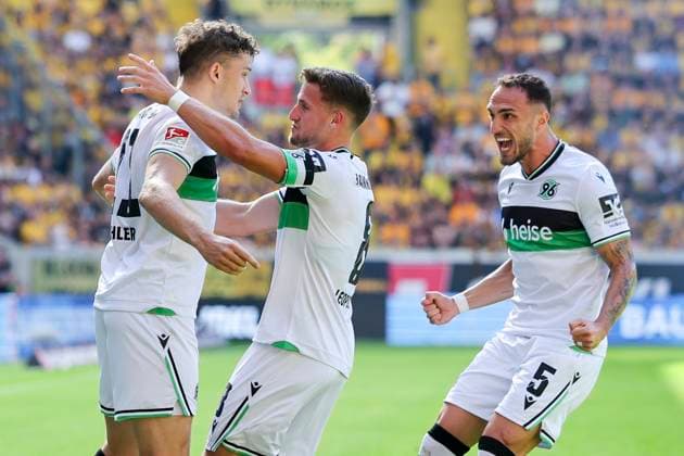 Benedikt Pichler (Hannover 96) bejubelt seinen Treffer zum 0:1 mit Enzo Leopold (Hannover 96) und Virgil Ghita (Hannover 96), 2. Bundesliga, Dynamo Dresden v Hannover 96, Rudolf-Harbig-Stadion am 21. September 2025 in Dresden, Deutschland. (Foto von Marco Steinbrenner DeFodi Images) Benedikt Pichler (Hannover 96) celebrates after scoring his teams first goal with Enzo Leopold (Hannover 96) and Virgil Ghita (Hannover 96), 2. Bundesliga, Dynamo Dresden v Hannover 96, Rudolf-Harbig-Stadion, September 21, 2025 in Dresden, Germany. (Photo by Marco Steinbrenner DeFodi Images) Benedikt Pichler Hannover 96 celebrates after scoring his teams first goal with Enzo Leopold Hannover 96 and Virgil Ghita Hannover 96 , 2 Bundesliga, Dynamo Dresden v Hannover 96, Rudolf Harbig Stadion on September 21, 2025 in Dresden, Germany Photo by Marco Steinbrenner DeFodi Images Benedikt Pichler Hannover 96 celebrates after scoring his teams first goal with Enzo Leopold Hannover 96 and Virgil Ghita Hannover 96 , 2 Bundesliga, Dynamo Dresden v Hannover 96, Rudolf Harbig Stadion, September 21, 2025 in Dresden, Germany Photo by Marco Steinbrenner DeFodi Images