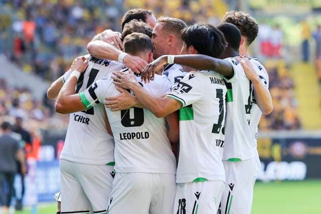 Benedikt Pichler (Hannover 96) bejubelt seinen Treffer mit den Teamkollegen, 2. Bundesliga, Dynamo Dresden v Hannover 96, Rudolf-Harbig-Stadion am 21. September 2025 in Dresden, Deutschland. (Foto von Marco Steinbrenner DeFodi Images) Benedikt Pichler (Hannover 96) celebrates his goal with teammates, 2. Bundesliga, Dynamo Dresden v Hannover 96, Rudolf-Harbig-Stadion, September 21, 2025 in Dresden, Germany. (Photo by Marco Steinbrenner DeFodi Images) Benedikt Pichler Hannover 96 celebrates his goal with teammates, 2 Bundesliga, Dynamo Dresden v Hannover 96, Rudolf Harbig Stadion on September 21, 2025 in Dresden, Germany Photo by Marco Steinbrenner DeFodi Images Benedikt Pichler Hannover 96 celebrates his goal with teammates, 2 Bundesliga, Dynamo Dresden v Hannover 96, Rudolf Harbig Stadion, September 21, 2025 in Dresden, Germany Photo by Marco Steinbrenner DeFodi Images