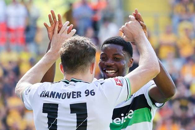 Benedikt Pichler (Hannover 96) bejubelt seinen Treffer zum 0:1 mit Ime Okon (Hannover 96), 2. Bundesliga, Dynamo Dresden v Hannover 96, Rudolf-Harbig-Stadion am 21. September 2025 in Dresden, Deutschland. (Foto von Marco Steinbrenner DeFodi Images) Benedikt Pichler (Hannover 96) celebrates after scoring his teams first goal with Ime Okon (Hannover 96), 2. Bundesliga, Dynamo Dresden v Hannover 96, Rudolf-Harbig-Stadion, September 21, 2025 in Dresden, Germany. (Photo by Marco Steinbrenner DeFodi Images) Benedikt Pichler Hannover 96 celebrates after scoring his teams first goal with Ime Okon Hannover 96 , 2 Bundesliga, Dynamo Dresden v Hannover 96, Rudolf Harbig Stadion on September 21, 2025 in Dresden, Germany Photo by Marco Steinbrenner DeFodi Images Benedikt Pichler Hannover 96 celebrates after scoring his teams first goal with Ime Okon Hannover 96 , 2 Bundesliga, Dynamo Dresden v Hannover 96, Rudolf Harbig Stadion, September 21, 2025 in Dresden, Germany Photo by Marco Steinbrenner DeFodi Images