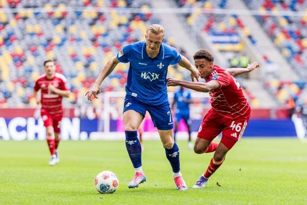 2 Soccer Bundesliga Fortuna Düsseldorf 1895 SV Darmstadt 98 21 09 2025 duel Isac Alexi Sivert Lidberg SV Darmstadt 98, 7 , Sima Suso Fortuna Düsseldorf, 46 2 Soccer Bundesliga, Fortuna Düsseldorf 1895 SV Darmstadt 98 Düsseldorf, Merkur Spiel Arena on 21 09 2025 DFL REGULATIONS PROHIBIT ANY USE OF PHOTOGRAPHS AS IMAGE SEQUENCES AND OR QUASI VIDEO Copyright: xBEAUTIFULxSPORTS Wunderlx