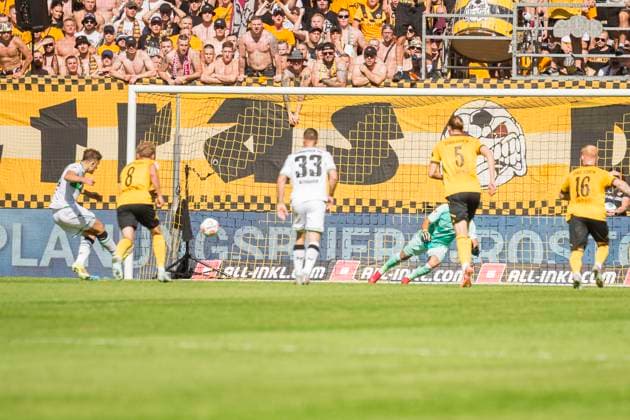21 09 2025, xomx, Fußball 2 Bundesliga, Dynamo Dresden Hannover 96 v l jubelt, Torjubel, Tor, Goal, Jubel, Freude, freuen zum 0 1 durch einen Strafstoss Elfmeter nach Videobeweis von Benedikt Pichler Hannover 96 DFL DFB REGULATIONS PROHIBIT ANY USE OF PHOTOGRAPHS as IMAGE SEQUENCES and or QUASI VIDEO Dresden