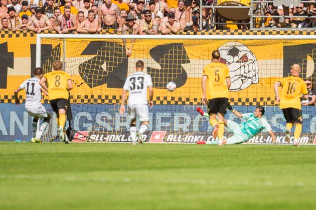 21 09 2025, xomx, Fußball 2 Bundesliga, Dynamo Dresden Hannover 96 v l jubelt, Torjubel, Tor, Goal, Jubel, Freude, freuen zum 0 1 durch einen Strafstoss Elfmeter nach Videobeweis von Benedikt Pichler Hannover 96 DFL DFB REGULATIONS PROHIBIT ANY USE OF PHOTOGRAPHS as IMAGE SEQUENCES and or QUASI VIDEO Dresden