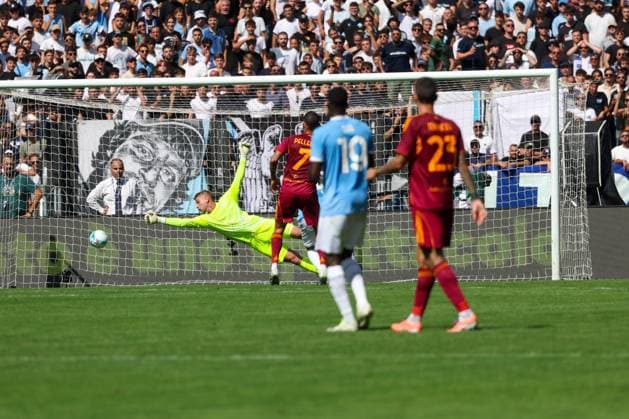 September 21, 2025, Roma, Lazio, ITALIA: During the 2025 26 Italian Serie A football match between SS Lazio and AS Roma on September 21, 2025, at the Stadio Olimpico in Rome..Pictured: goal the Lorenzo Pellegrini (capitano) of AC Roma Roma ITALIA - ZUMAs236 20250921_aap_s236_046 Copyright: xFabioxSassox