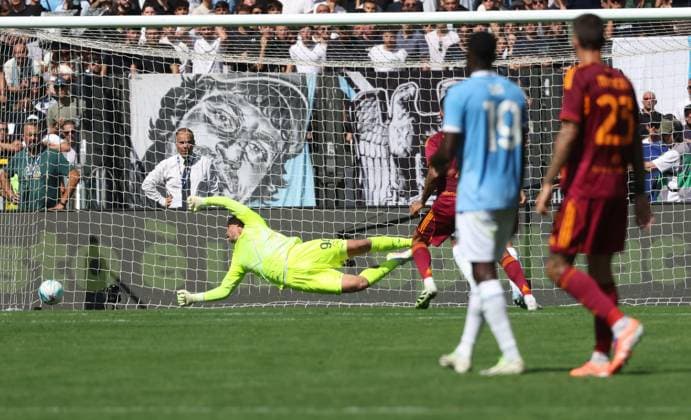 September 21, 2025, Roma, Lazio, ITALIA: During the 2025 26 Italian Serie A football match between SS Lazio and AS Roma on September 21, 2025, at the Stadio Olimpico in Rome..Pictured: goal the Lorenzo Pellegrini (capitano) of AC Roma Roma ITALIA - ZUMAs236 20250921_aap_s236_048 Copyright: xFabioxSassox