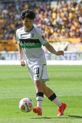 21 09 2025, xtgx, Soccer 2 Bundesliga Dynamo Dresden Hannover 96 emspor, v l Daisuke Yokota Hannover, 18 am Ball, plays the ball DFL DFB REGULATIONS PROHIBIT ANY USE OF PHOTOGRAPHS as IMAGE SEQUENCES and or QUASI VIDEO Dresden