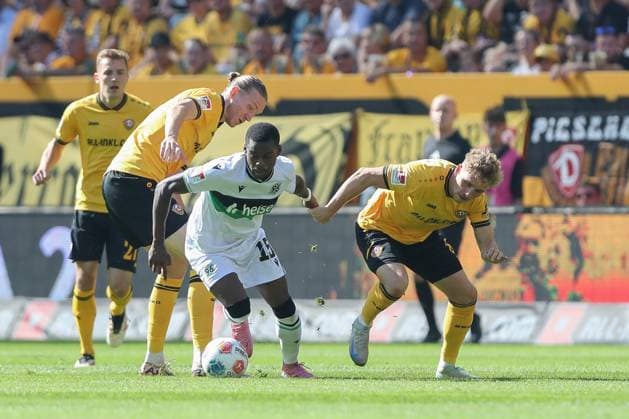 21 09 2025, xtgx, Soccer 2 Bundesliga Dynamo Dresden Hannover 96 emspor, v l Vinko Sapina Dresden, 5 , Noel Aseko Hannover, 15 duel, duel, fight, tackle DFL DFB REGULATIONS PROHIBIT ANY USE OF PHOTOGRAPHS as IMAGE SEQUENCES and or QUASI VIDEO Dresden