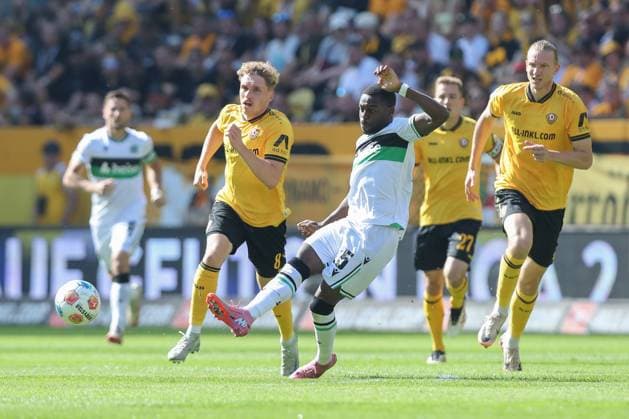 21 09 2025, xtgx, Soccer 2 Bundesliga Dynamo Dresden Hannover 96 emspor, v l Noel Aseko Hannover, 15 am Ball, plays the ball DFL DFB REGULATIONS PROHIBIT ANY USE OF PHOTOGRAPHS as IMAGE SEQUENCES and or QUASI VIDEO Dresden