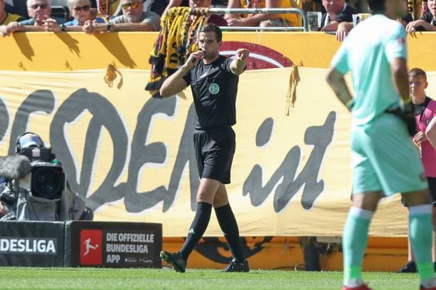 21 09 2025, xtgx, Fußball 2 Bundesliga Dynamo Dresden Hannover 96 emspor, v l Schiedsrichter, Schiri, referee Max Budra gibt Elfmeter DFL DFB REGULATIONS PROHIBIT ANY USE OF PHOTOGRAPHS as IMAGE SEQUENCES and or QUASI VIDEO Dresden