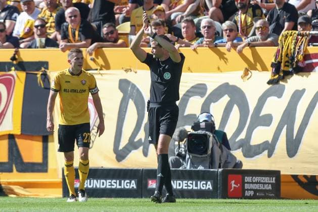 21 09 2025, xtgx, Fußball 2 Bundesliga Dynamo Dresden Hannover 96 emspor, v l Schiedsrichter, Schiri, referee Max Budra gibt Elfmeter DFL DFB REGULATIONS PROHIBIT ANY USE OF PHOTOGRAPHS as IMAGE SEQUENCES and or QUASI VIDEO Dresden