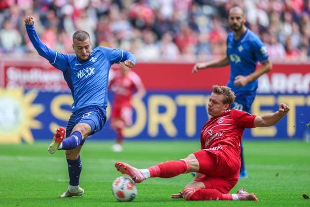 Soccer 2 Bundesliga 6 Matchday Fortuna Düsseldorf SV Darmstadt 98 on 21 09 2025 at Merkur Spiel Arena in Düsseldorf Fabian Nürnberger Darmstadt , left Christian Rasmussen Düsseldorf , right DFL regulations prohibit any use of photographs as image sequences and or quasi video xJRx