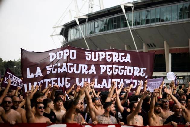 Torino FC v Atalanta BC - Serie A Fans of Torino FC protest outside the stadium against Urbano Cairo, chairman of Torino FC, prior to the Serie A football match between Torino FC and Atalanta BC. Turin Italy Copyright: xNicolòxCampox