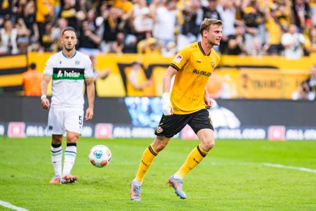 21 09 2025, xomx, Fußball 2 Bundesliga, Dynamo Dresden Hannover 96 v l jubelt, Torjubel, Tor, Goal, Jubel, Freude, freuen zum 1 1 durch ein Eigentor von Virgil GhiÈÄƒ Hannover 96 Christoph Daferner Dynamo Dresden DFL DFB REGULATIONS PROHIBIT ANY USE OF PHOTOGRAPHS as IMAGE SEQUENCES and or QUASI VIDEO Dresden