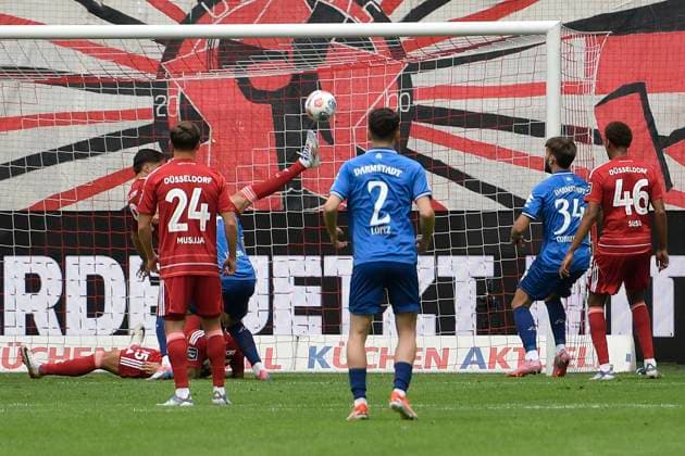 Penalty area scene Goal from Darmstadt to 0 1, was taken back by VAR 21 09 2025 Soccer Fortuna Duesseldorf vs SV Darmstadt 98, Merkur Spiel Arena, Duesseldorf, DFB DFL REGULATIONS PROHIBIT ANY USE OF PHOTOGRAPHS AS IMAGE SEQUENCES AND OR QUASI VIDE Copyright: xpepphotox xSaschaxWeizx pep00321, pep_20250921_hm_135689