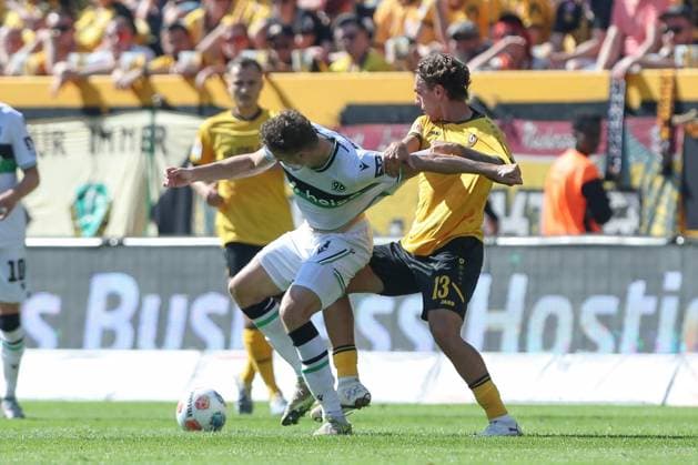 21 09 2025, xtgx, Fußball 2 Bundesliga Dynamo Dresden Hannover 96 emspor, v l Benedikt Pichler Hannover, 11 , Julian Pauli Dresden, 13 Zweikampf, Duell, Kampf, tackle DFL DFB REGULATIONS PROHIBIT ANY USE OF PHOTOGRAPHS as IMAGE SEQUENCES and or QUASI VIDEO Dresden