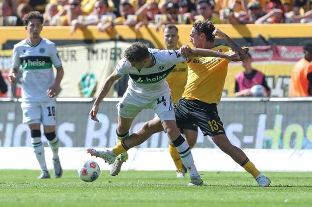 21 09 2025, xtgx, Fußball 2 Bundesliga Dynamo Dresden Hannover 96 emspor, v l Benedikt Pichler Hannover, 11 , Julian Pauli Dresden, 13 Zweikampf, Duell, Kampf, tackle DFL DFB REGULATIONS PROHIBIT ANY USE OF PHOTOGRAPHS as IMAGE SEQUENCES and or QUASI VIDEO Dresden