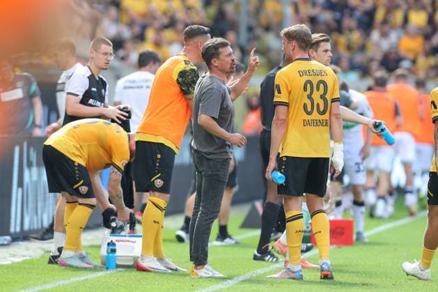 21 09 2025, xtgx, Fußball 2 Bundesliga Dynamo Dresden Hannover 96 emspor, v l Thomas Stamm Dresden, Trainer gibt Anweisungen, gestikuliert mit den Armen, gesticulate, gives instructions Christoph Daferner Dresden, 33 DFL DFB REGULATIONS PROHIBIT ANY USE OF PHOTOGRAPHS as IMAGE SEQUENCES and or QUASI VIDEO Dresden