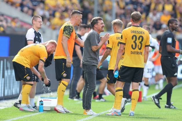 21 09 2025, xtgx, Fußball 2 Bundesliga Dynamo Dresden Hannover 96 emspor, v l Thomas Stamm Dresden, Trainer gibt Anweisungen, gestikuliert mit den Armen, gesticulate, gives instructions Christoph Daferner Dresden, 33 DFL DFB REGULATIONS PROHIBIT ANY USE OF PHOTOGRAPHS as IMAGE SEQUENCES and or QUASI VIDEO Dresden