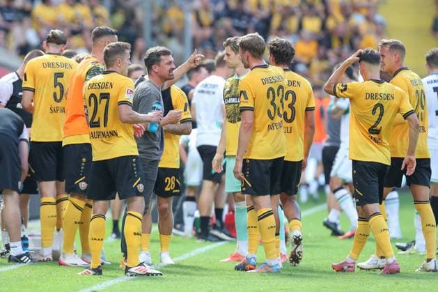21 09 2025, xtgx, Fußball 2 Bundesliga Dynamo Dresden Hannover 96 emspor, v l Thomas Stamm Dresden, Trainer gibt Anweisungen, gestikuliert mit den Armen, gesticulate, gives instructions Christoph Daferner Dresden, 33 DFL DFB REGULATIONS PROHIBIT ANY USE OF PHOTOGRAPHS as IMAGE SEQUENCES and or QUASI VIDEO Dresden