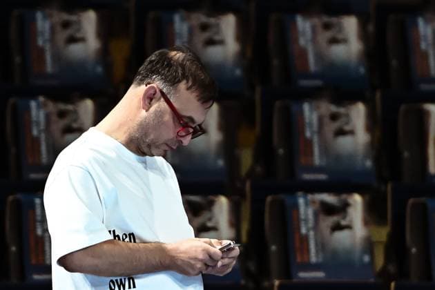 21 09 2025, xlakx, Handball Daikin HBL, Fuechse Berlin MT Melsungen v l Bob Hanning Fuechse Berlin Managing Director looks at his cell phone Berlin Daniel Lakomski
