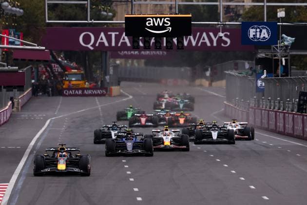 F1 - AZERBAIJAN GRAND PRIX 2025 Start 01 VERSTAPPEN Max (nld), Red Bull Racing RB21, action 55 SAINZ Carlos (spa), Williams Racing FW47, action during the 2025 Formula 1 Qatar Airways Azerbaijan Grand Prix, 17th round of the 2025 FIA Formula One World Championship, WM, Weltmeisterschaft from September 19 to 21, 2025 on the Baku City Circuit, in Baku, Azerbaijan -  Copyright: xEricxAlonsox