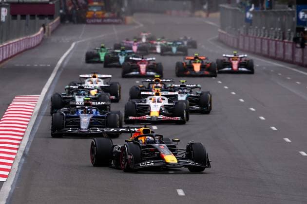 F1 - AZERBAIJAN GRAND PRIX 2025 Start 01 VERSTAPPEN Max (nld), Red Bull Racing RB21, action 55 SAINZ Carlos (spa), Williams Racing FW47, action during the 2025 Formula 1 Qatar Airways Azerbaijan Grand Prix, 17th round of the 2025 FIA Formula One World Championship, WM, Weltmeisterschaft from September 19 to 21, 2025 on the Baku City Circuit, in Baku, Azerbaijan - Copyright: xEricxAlonsox