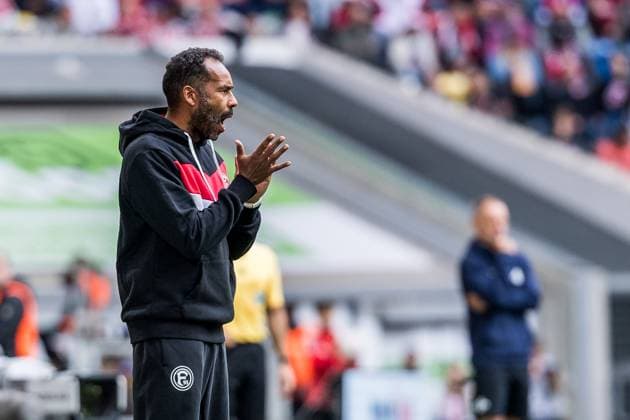 2 Soccer Bundesliga Fortuna Düsseldorf 1895 SV Darmstadt 98 21 09 2025 Daniel Thioune Coach Fortuna Düsseldorf roars and applauds 2 Soccer Bundesliga, Fortuna Düsseldorf 1895 SV Darmstadt 98 Düsseldorf, Merkur Spiel Arena on 21 09 2025 DFL REGULATIONS PROHIBIT ANY USE OF PHOTOGRAPHS AS IMAGE SEQUENCES AND OR QUASI VIDEO Copyright: xBEAUTIFULxSPORTS Wunderlx