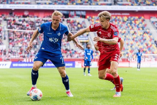 2 Soccer Bundesliga Fortuna Düsseldorf 1895 SV Darmstadt 98 21 09 2025 duel Isac Alexi Sivert Lidberg SV Darmstadt 98, 7 , Jesper Daland Fortuna Düsseldorf, 2 2 Soccer Bundesliga, Fortuna Düsseldorf 1895 SV Darmstadt 98 Düsseldorf, Merkur Spiel Arena on 21 09 2025 DFL REGULATIONS PROHIBIT ANY USE OF PHOTOGRAPHS AS IMAGE SEQUENCES AND OR QUASI VIDEO Copyright: xBEAUTIFULxSPORTS Wunderlx
