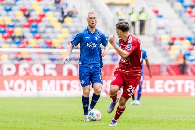 2 Soccer Bundesliga Fortuna Düsseldorf 1895 SV Darmstadt 98 21 09 2025 duel Kai Klefisch SV Darmstadt 98, 17 , Florent Muslija Fortuna Düsseldorf, 24 2 Soccer Bundesliga, Fortuna Düsseldorf 1895 SV Darmstadt 98 Düsseldorf, Merkur Spiel Arena on 21 09 2025 DFL REGULATIONS PROHIBIT ANY USE OF PHOTOGRAPHS AS IMAGE SEQUENCES AND OR QUASI VIDEO Copyright: xBEAUTIFULxSPORTS Wunderlx