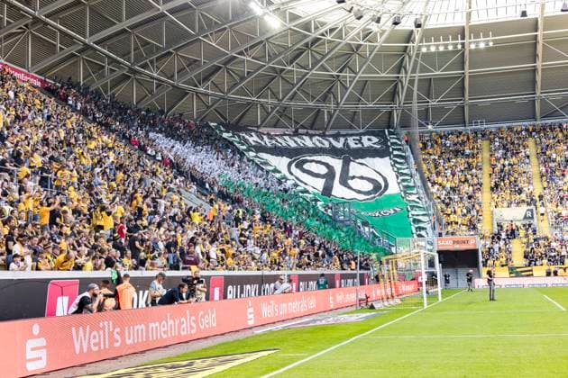 21 09 2025, xomx, Soccer 2 Bundesliga, Dynamo Dresden Hannover 96 v l Fans H96 with a Banner, Flags Choreo DFL DFB REGULATIONS PROHIBIT ANY USE OF PHOTOGRAPHS as IMAGE SEQUENCES and or QUASI VIDEO Dresden