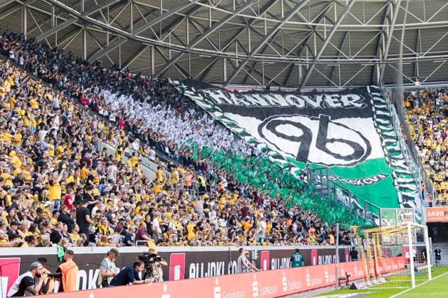 21 09 2025, xomx, Soccer 2 Bundesliga, Dynamo Dresden Hannover 96 v l Fans H96 with a Banner, Flags Choreo DFL DFB REGULATIONS PROHIBIT ANY USE OF PHOTOGRAPHS as IMAGE SEQUENCES and or QUASI VIDEO Dresden