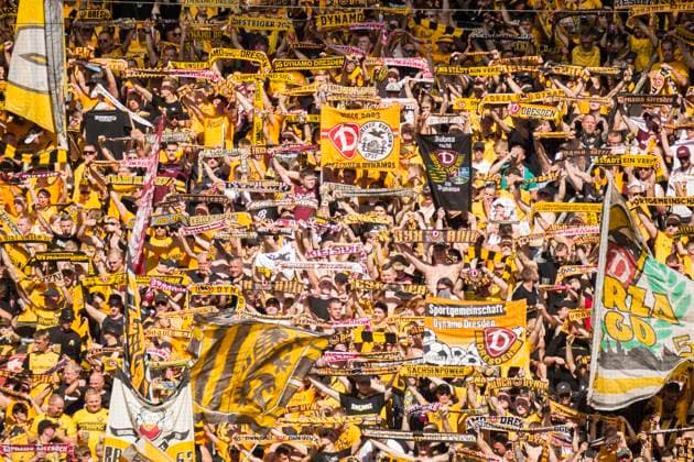 21 09 2025, xomx, Soccer 2 Bundesliga, Dynamo Dresden Hannover 96 v l Fans SGD in K Block with flags, banners and scarves DFL DFB REGULATIONS PROHIBIT ANY USE OF PHOTOGRAPHS as IMAGE SEQUENCES and or QUASI VIDEO Dresden