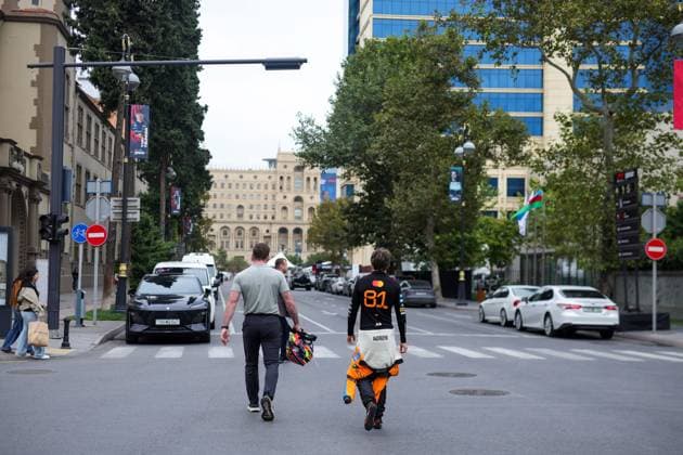 F1 - AZERBAIJAN GRAND PRIX 2025 PIASTRI Oscar (aus), McLaren F1 Team MCL39, portrait walking around Baku streets after crashing on the first lap during the 2025 Formula 1 Qatar Airways Azerbaijan Grand Prix, 17th round of the 2025 FIA Formula One World Championship, WM, Weltmeisterschaft from September 19 to 21, 2025 on the Baku City Circuit, in Baku, Azerbaijan -  Copyright: xFLORENTxGOODENx