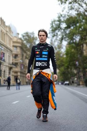 F1 - AZERBAIJAN GRAND PRIX 2025 PIASTRI Oscar (aus), McLaren F1 Team MCL39, portrait walking around Baku streets after crashing on the first lap during the 2025 Formula 1 Qatar Airways Azerbaijan Grand Prix, 17th round of the 2025 FIA Formula One World Championship, WM, Weltmeisterschaft from September 19 to 21, 2025 on the Baku City Circuit, in Baku, Azerbaijan -  Copyright: xFLORENTxGOODENx