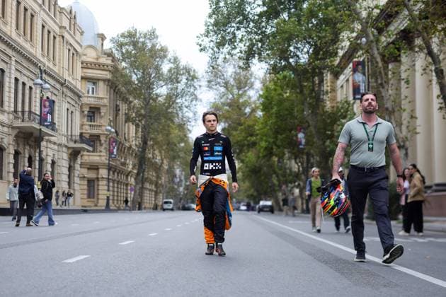 F1 - AZERBAIJAN GRAND PRIX 2025 PIASTRI Oscar (aus), McLaren F1 Team MCL39, portrait walking around Baku streets after crashing on the first lap during the 2025 Formula 1 Qatar Airways Azerbaijan Grand Prix, 17th round of the 2025 FIA Formula One World Championship, WM, Weltmeisterschaft from September 19 to 21, 2025 on the Baku City Circuit, in Baku, Azerbaijan -  Copyright: xFLORENTxGOODENx