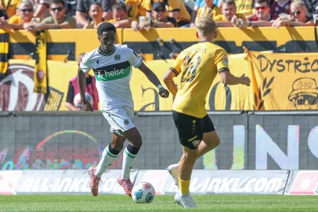 21 09 2025, xtgx, Fußball 2 Bundesliga Dynamo Dresden Hannover 96 emspor, v l William Kokolo Hannover, 19 am Ball, plays the ball DFL DFB REGULATIONS PROHIBIT ANY USE OF PHOTOGRAPHS as IMAGE SEQUENCES and or QUASI VIDEO Dresden