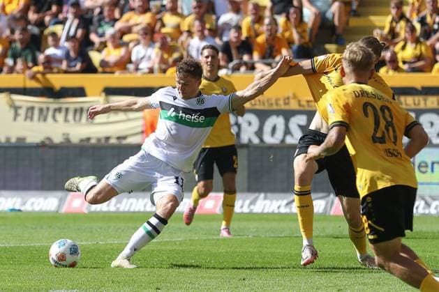 21 09 2025, xtgx, Soccer 2 Bundesliga Dynamo Dresden Hannover 96 emspor, v l Benedikt Pichler Hannover, 11 am Ball, plays the ball DFL DFB REGULATIONS PROHIBIT ANY USE OF PHOTOGRAPHS as IMAGE SEQUENCES and or QUASI VIDEO Dresden