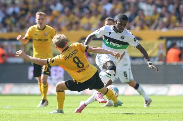 21 09 2025, xtgx, Fußball 2 Bundesliga Dynamo Dresden Hannover 96 emspor, v l Luca Hermann Dresden, 8 , William Kokolo Hannover, 19 Zweikampf, Duell, Kampf, tackle DFL DFB REGULATIONS PROHIBIT ANY USE OF PHOTOGRAPHS as IMAGE SEQUENCES and or QUASI VIDEO Dresden